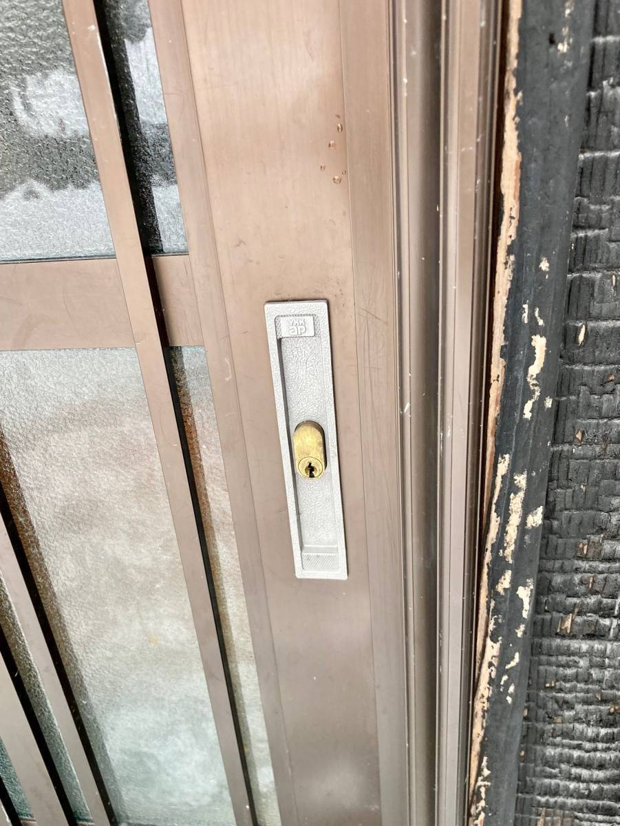 湖西トーヨー住器の壊れた玄関引戸の戸先錠交換！の施工前の写真1