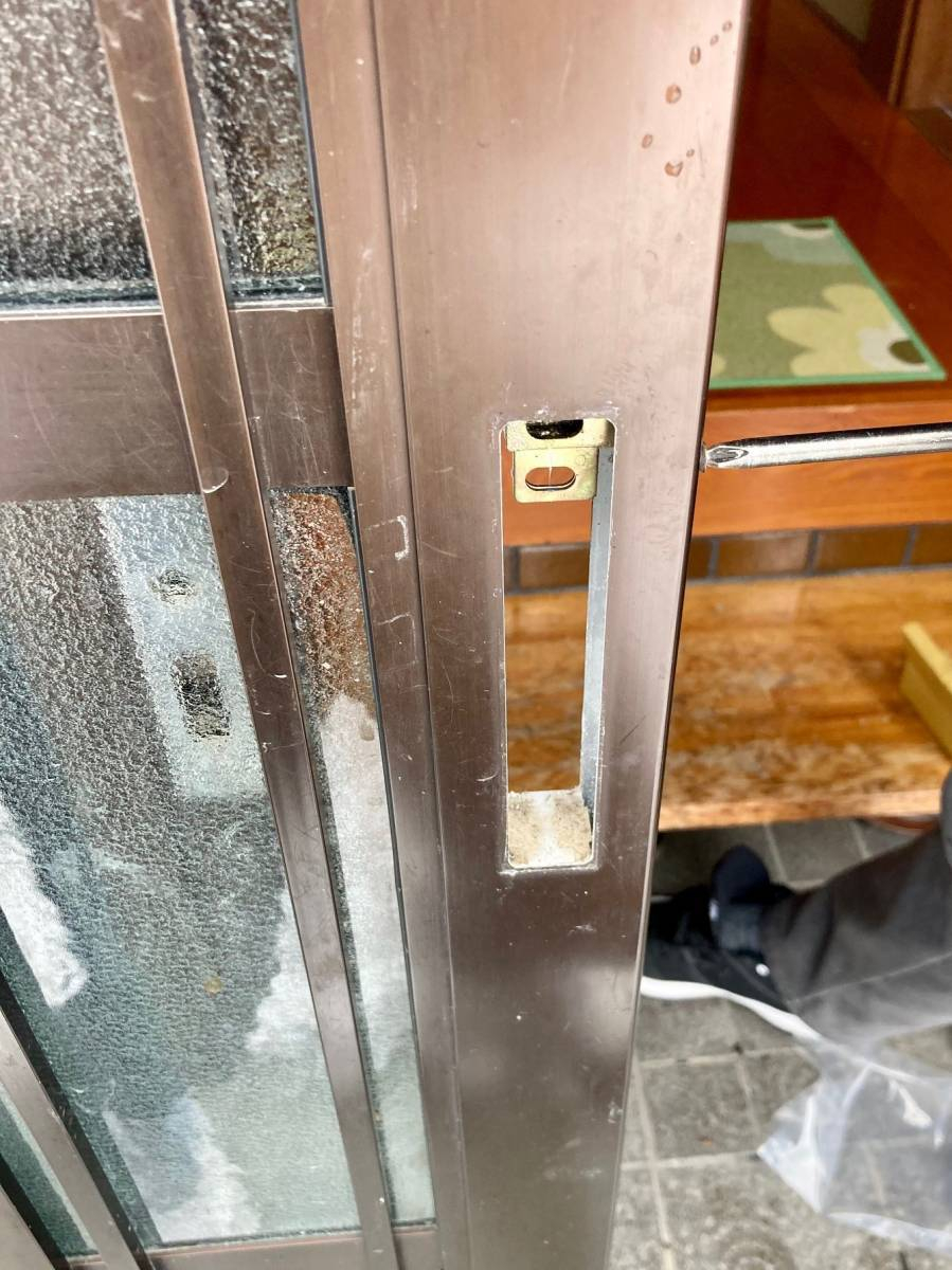 湖西トーヨー住器の壊れた玄関引戸の戸先錠交換！の施工前の写真2