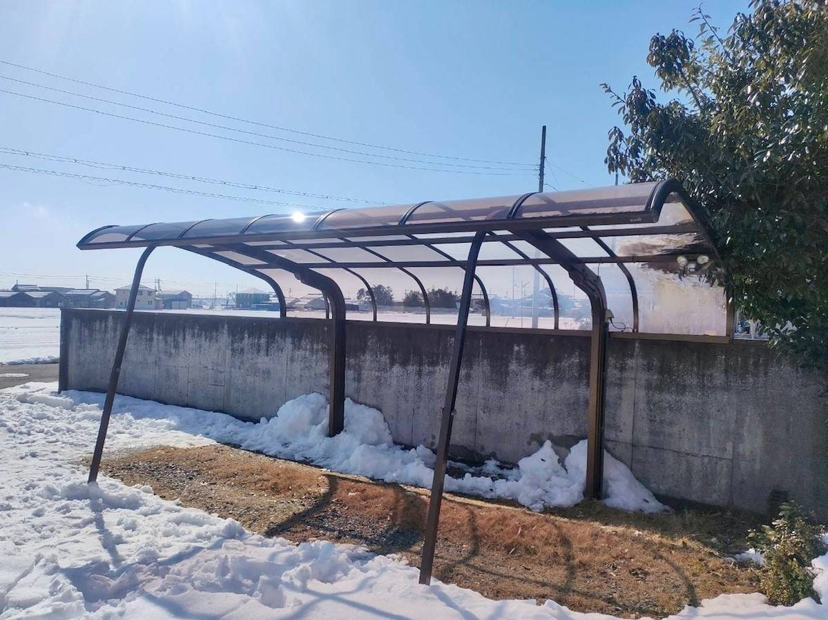 湖西トーヨー住器の雪で割れたカーポート屋根材の 交換🎵の施工後の写真1