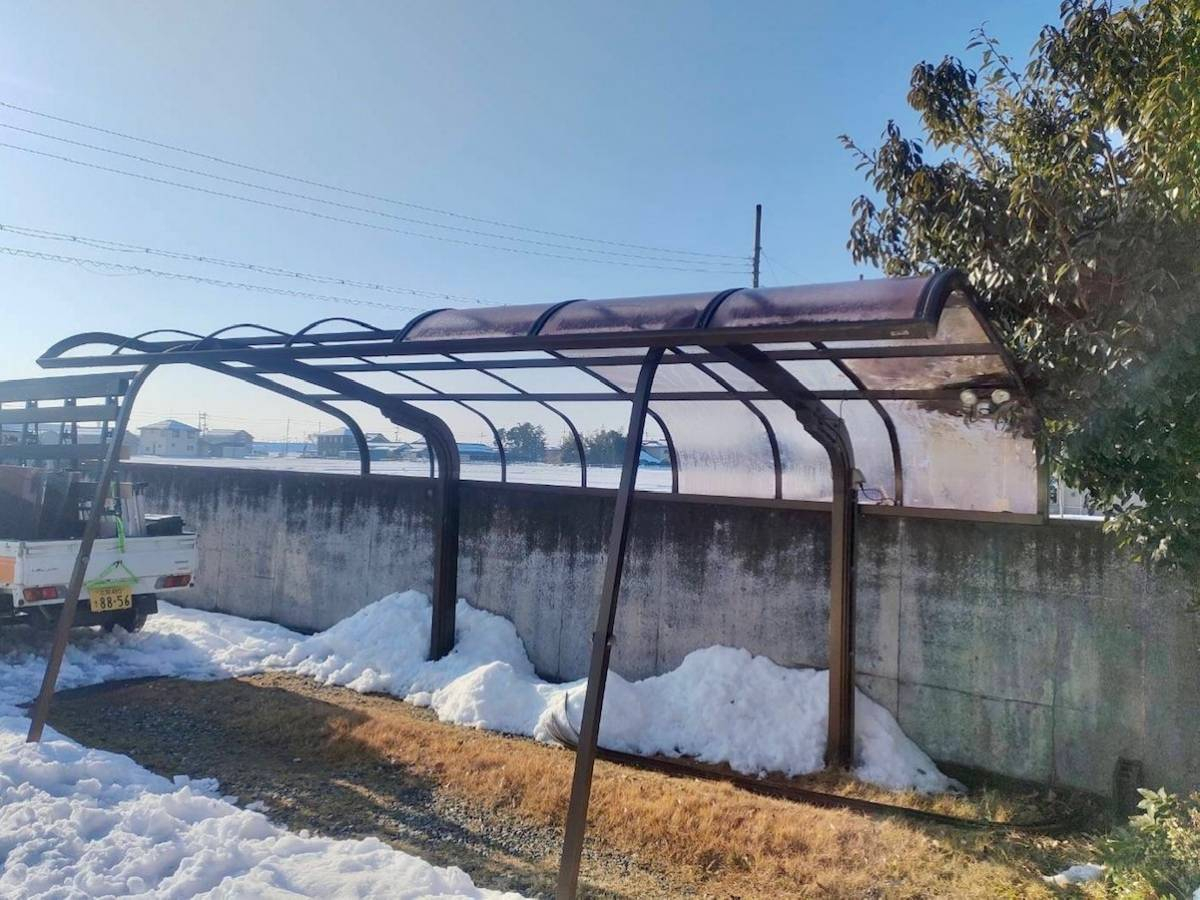 湖西トーヨー住器の雪で割れたカーポート屋根材の 交換🎵の施工前の写真1