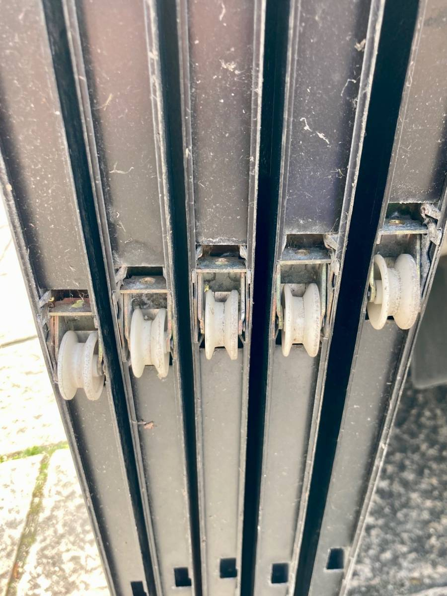 湖西トーヨー住器の動きが悪くなった雨戸の戸車を交換🎵の施工前の写真1