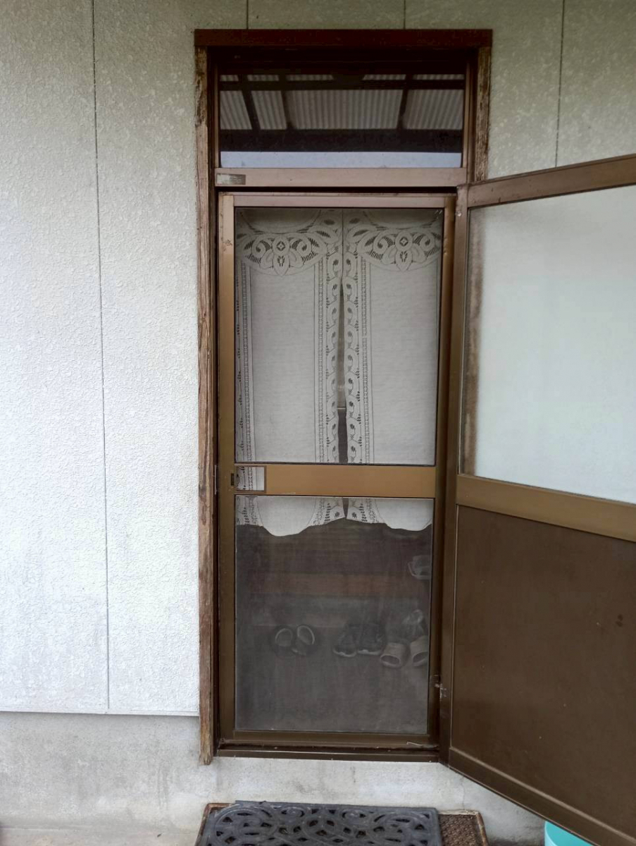 匠の勝手口　横引収納網戸の施工前の写真1