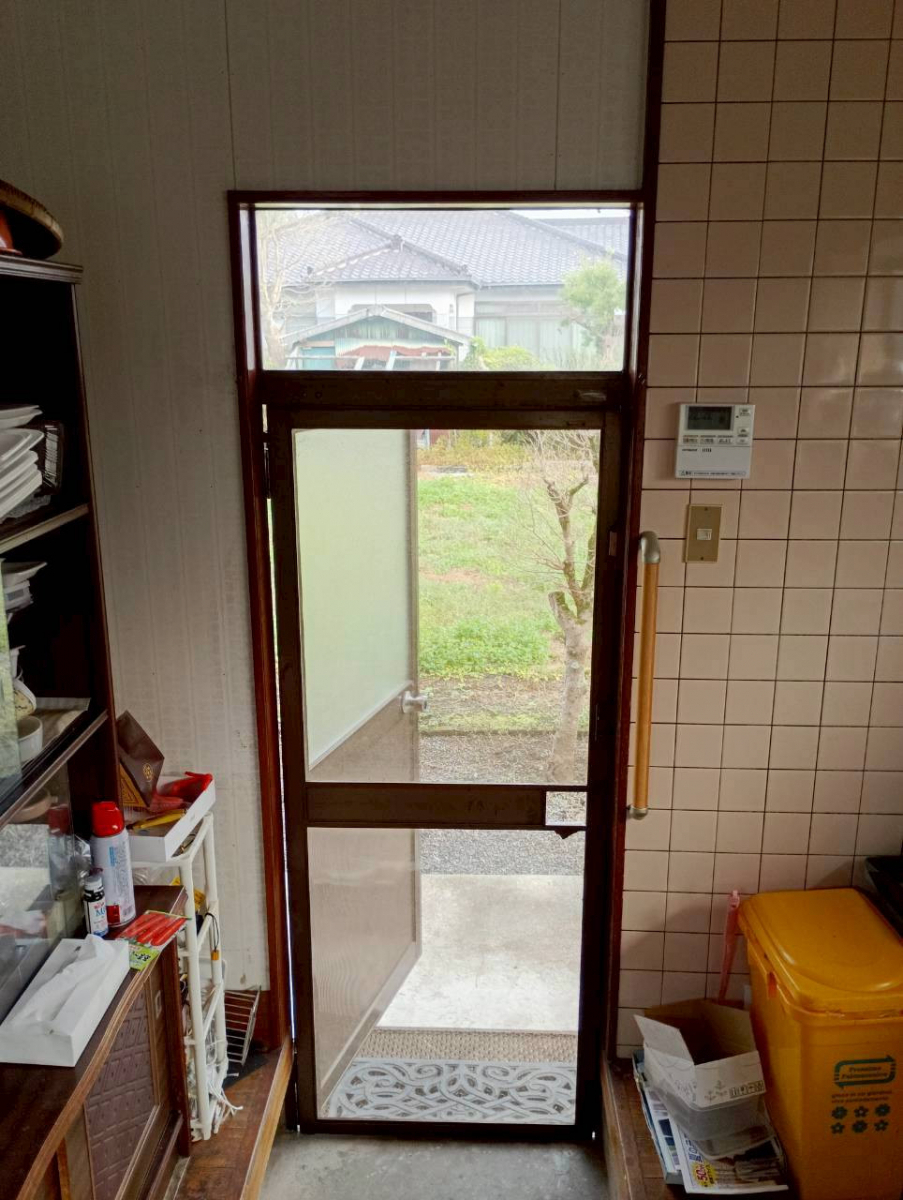 匠の勝手口　横引収納網戸の施工前の写真2