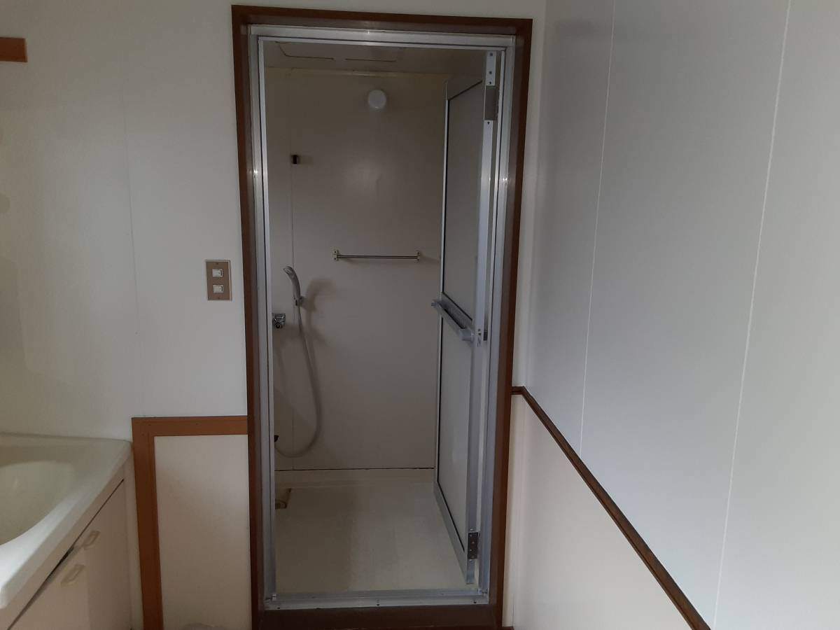 八戸トーヨー住器の八戸市内　浴室ドア交換の施工後の写真1