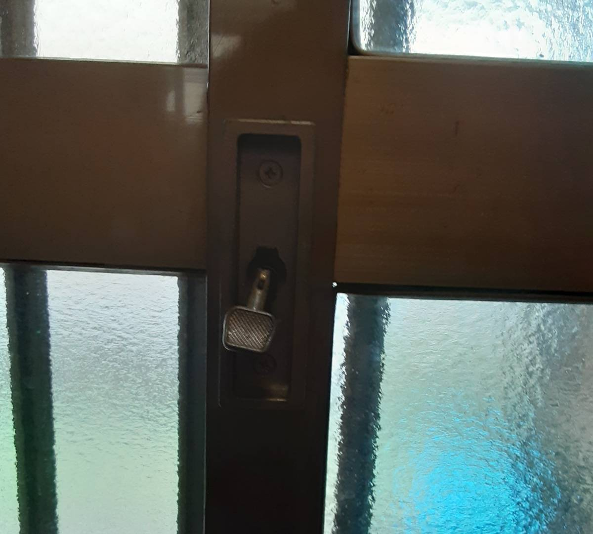 八戸トーヨー住器の玄関引き戸の鍵交換『八戸市内』の施工前の写真1