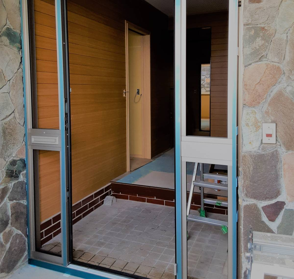 八戸トーヨー住器の玄関ドアをリフォーム（八戸市内）の施工後の写真2
