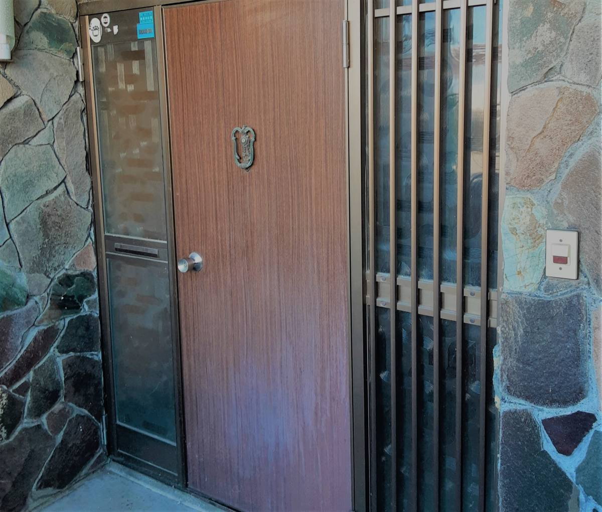 八戸トーヨー住器の玄関ドアをリフォーム（八戸市内）の施工前の写真1