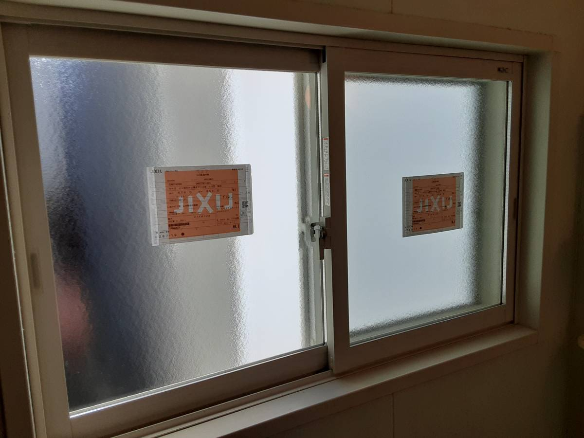八戸トーヨー住器の浴室の窓に内窓（インプラス）の施工後の写真1