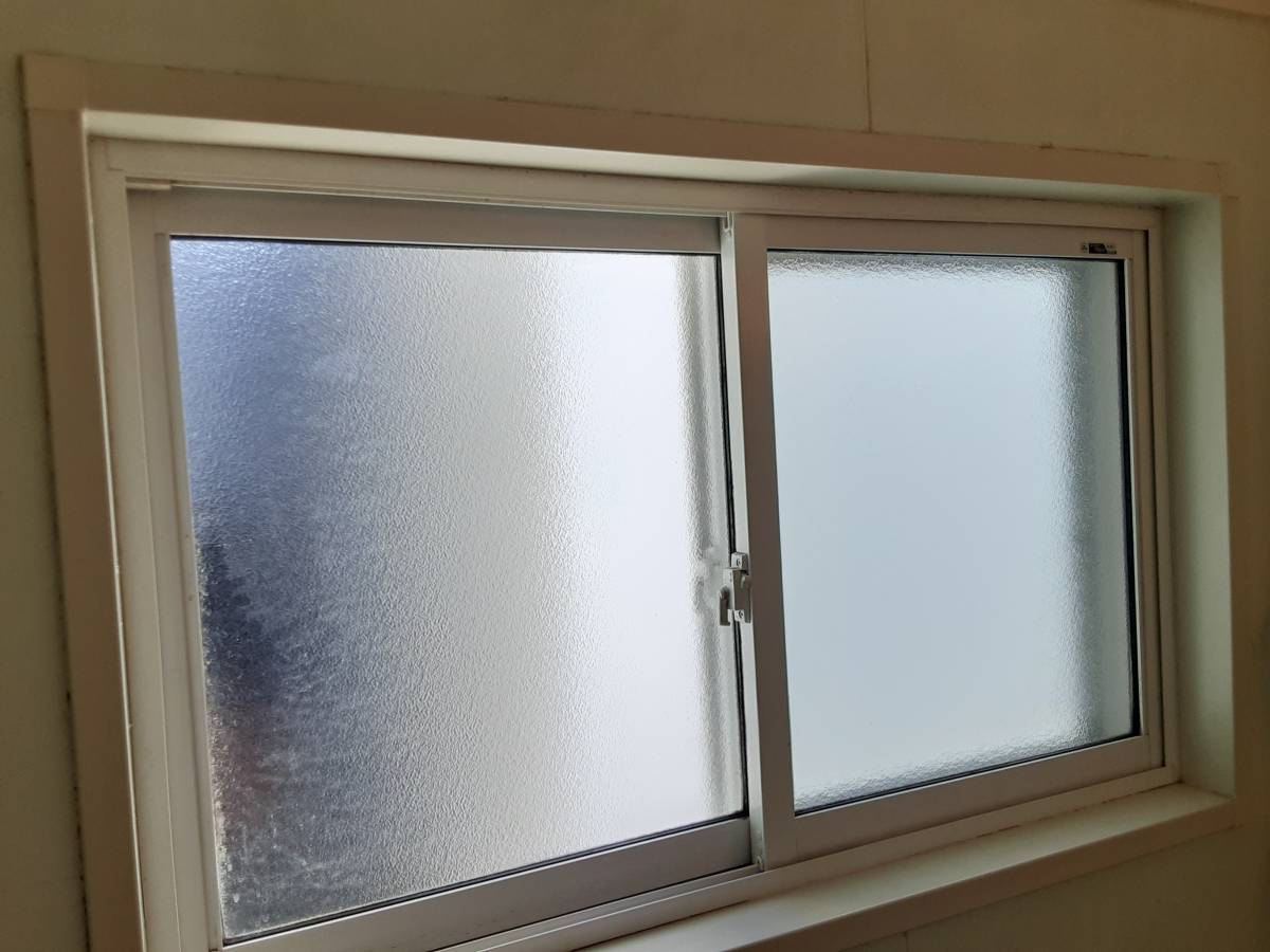 八戸トーヨー住器の浴室の窓に内窓（インプラス）の施工前の写真1