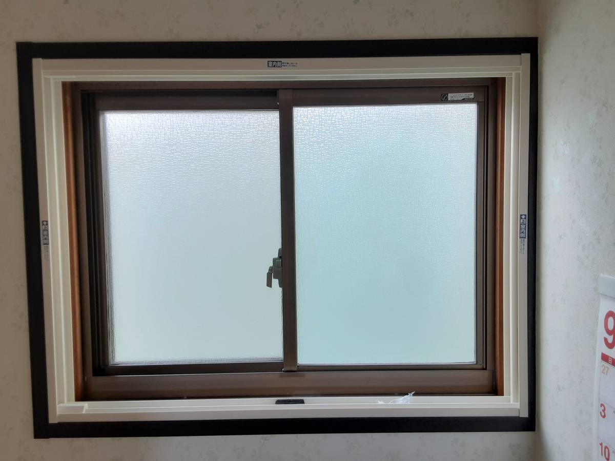 八戸トーヨー住器の補助金を使って断熱、防音に効果的な内窓の施工前の写真2