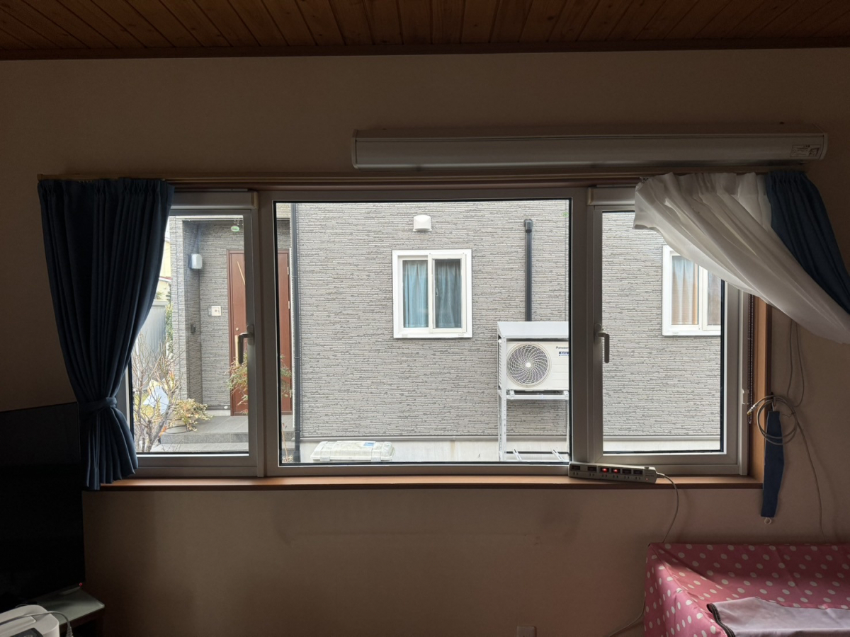 八戸トーヨー住器の八戸市内 連窓タイプの窓にも内窓を!の施工前の写真1