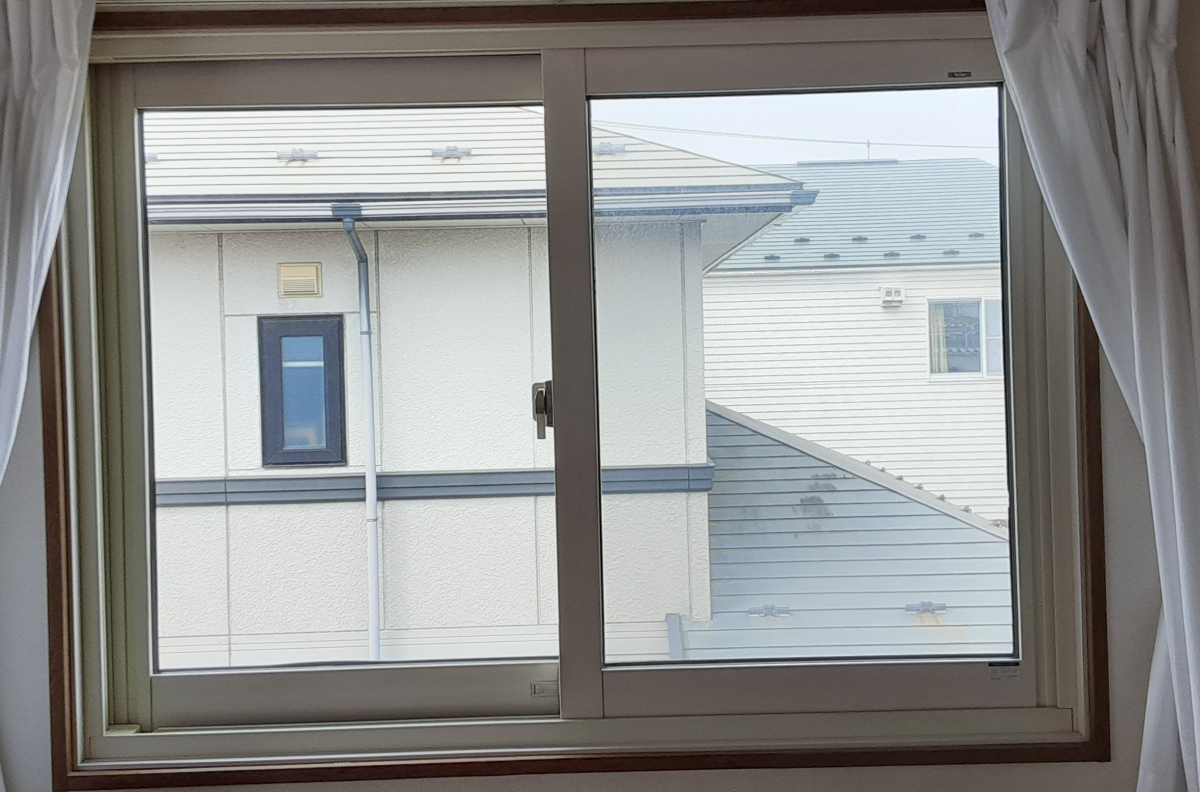 八戸トーヨー住器の八戸市内「ドーンと静か!LIXILの先進的窓リノベで叶えた“ぐっすり寝室”」の施工前の写真1