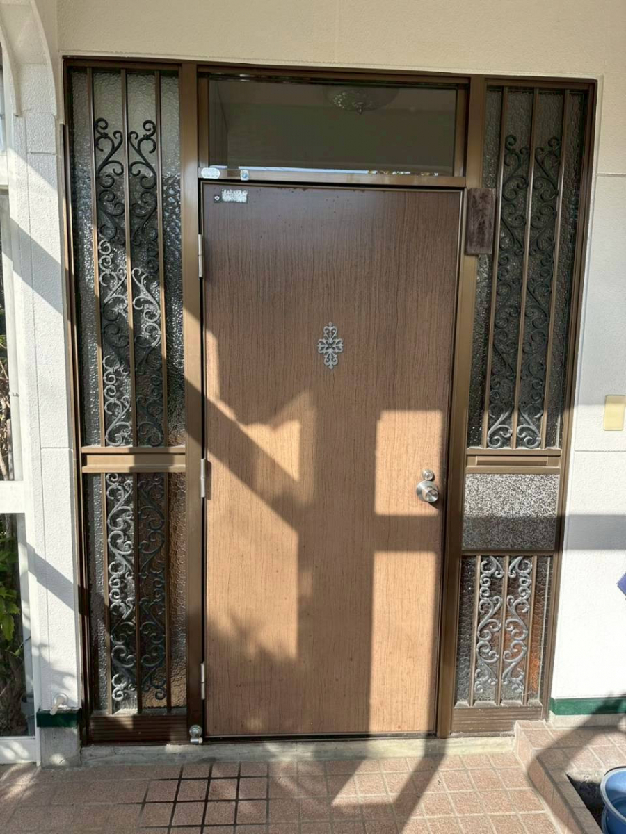 八戸トーヨー住器の「八戸市|LIXILリシェントで玄関を一新!明るくおしゃれな玄関ドアリフォーム✨」の施工前の写真1