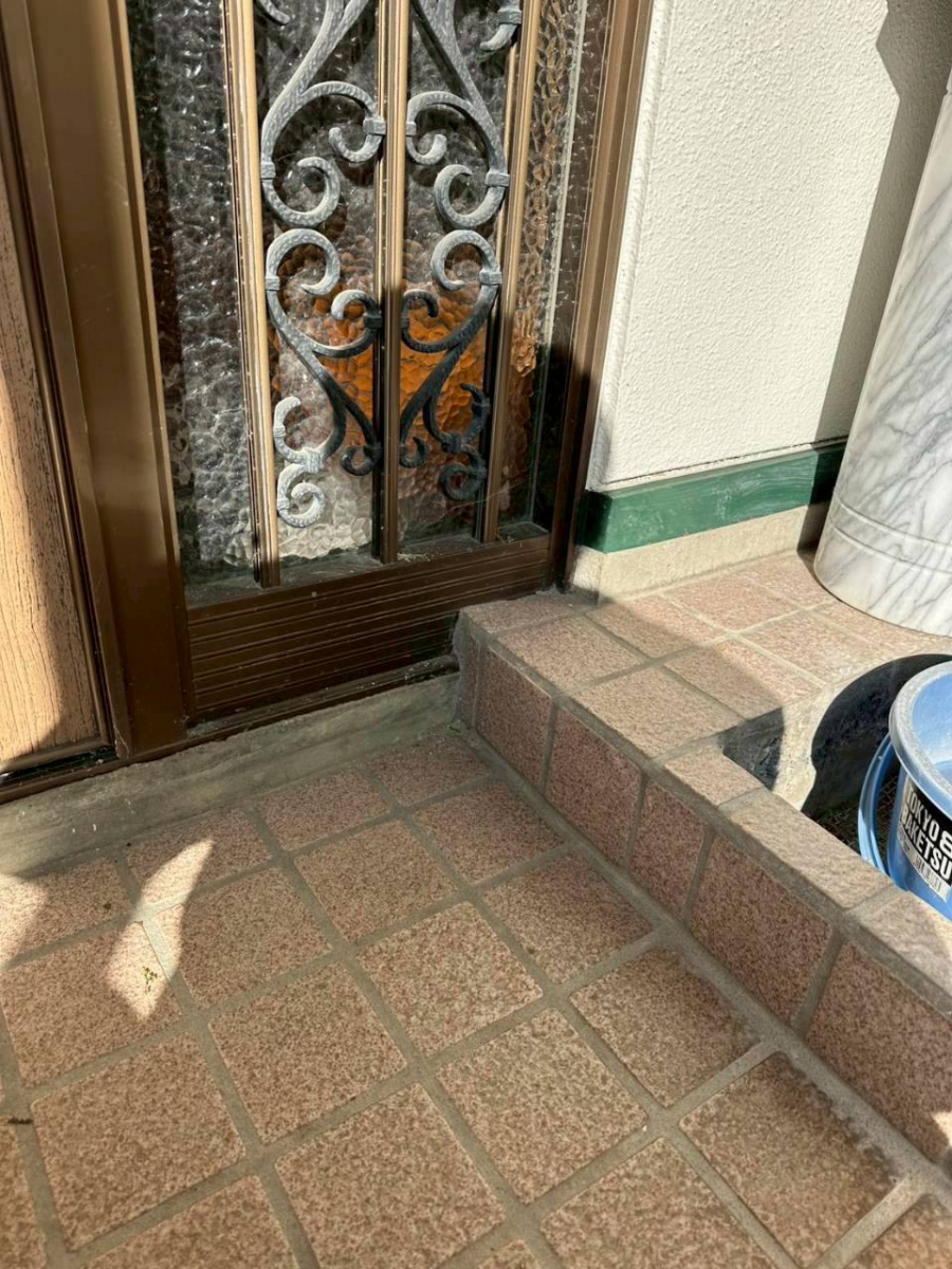 八戸トーヨー住器の「八戸市|LIXILリシェントで玄関を一新!明るくおしゃれな玄関ドアリフォーム✨」の施工前の写真2