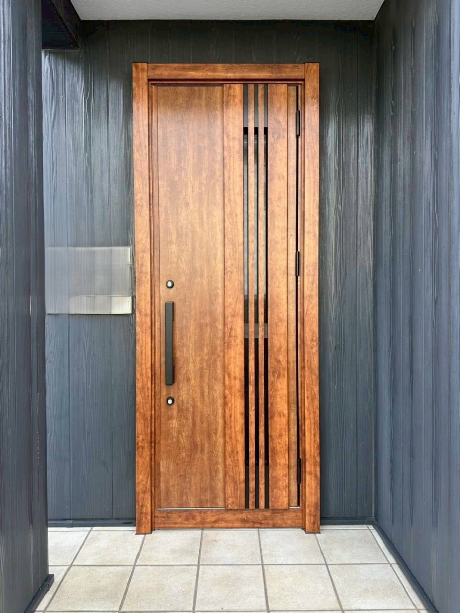八戸トーヨー住器の八戸市|LIXILリシェントで玄関がまるで新築✨ デザイン一新+断熱性アップで快適&明るい玄関に!の施工後の写真1