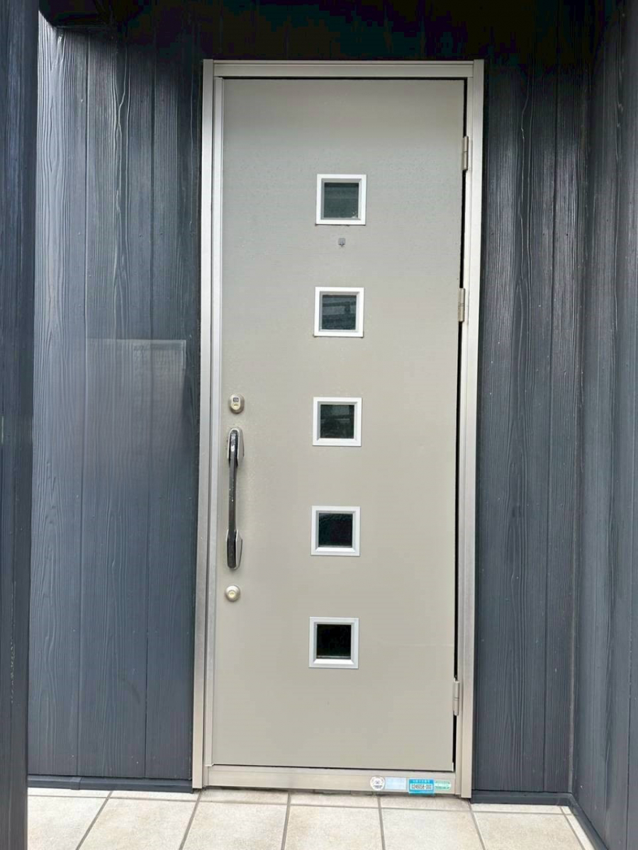 八戸トーヨー住器の八戸市|LIXILリシェントで玄関がまるで新築✨ デザイン一新+断熱性アップで快適&明るい玄関に!の施工前の写真1