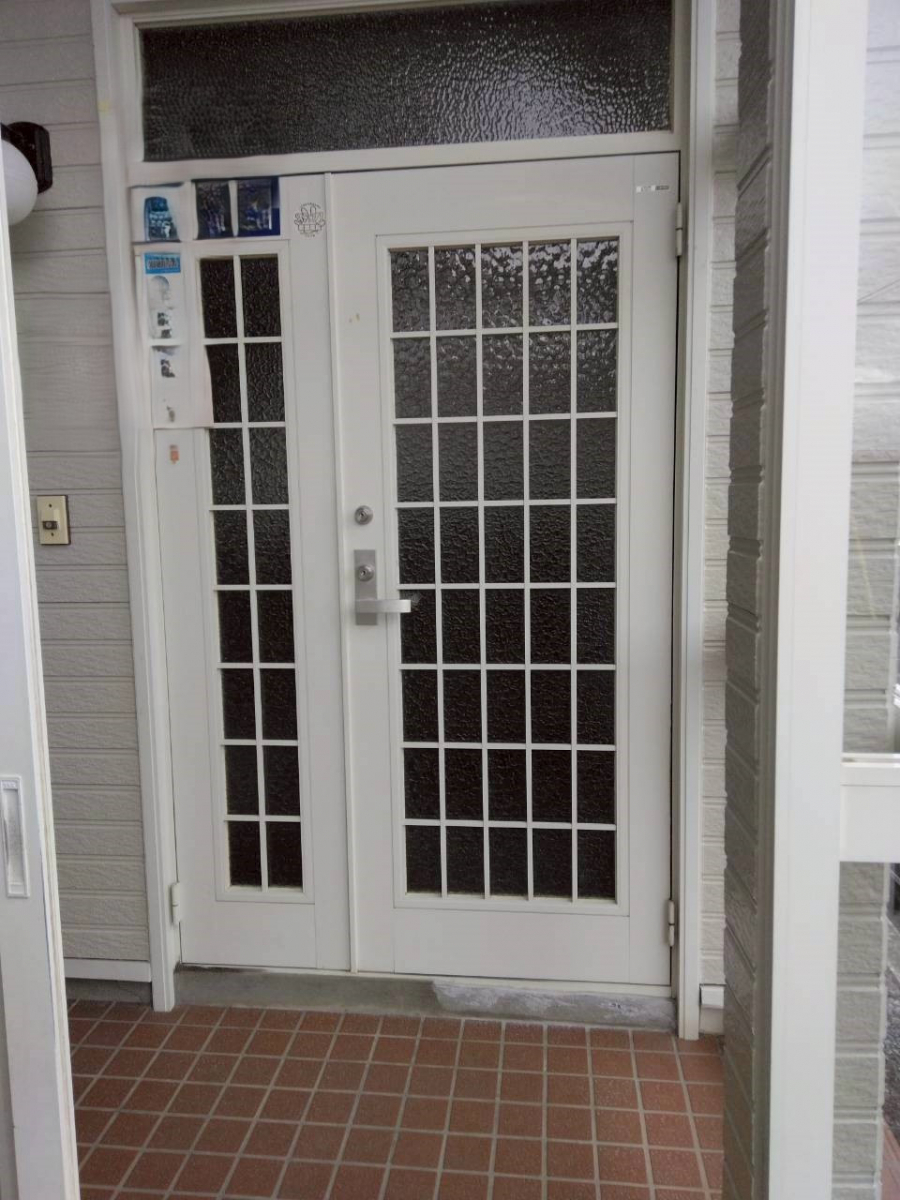 八戸トーヨー住器の【八戸市】1日で玄関が見違える！LIXILリシェントで明るく快適な玄関に😊の施工前の写真1