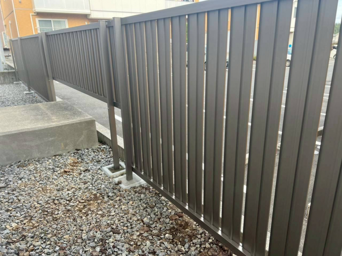 八戸トーヨー住器の八戸市　LIXILのフェンスAB TS-2型で毎日がもっと楽しくなるプライベートガーデンを叶えよう！の施工後の写真3