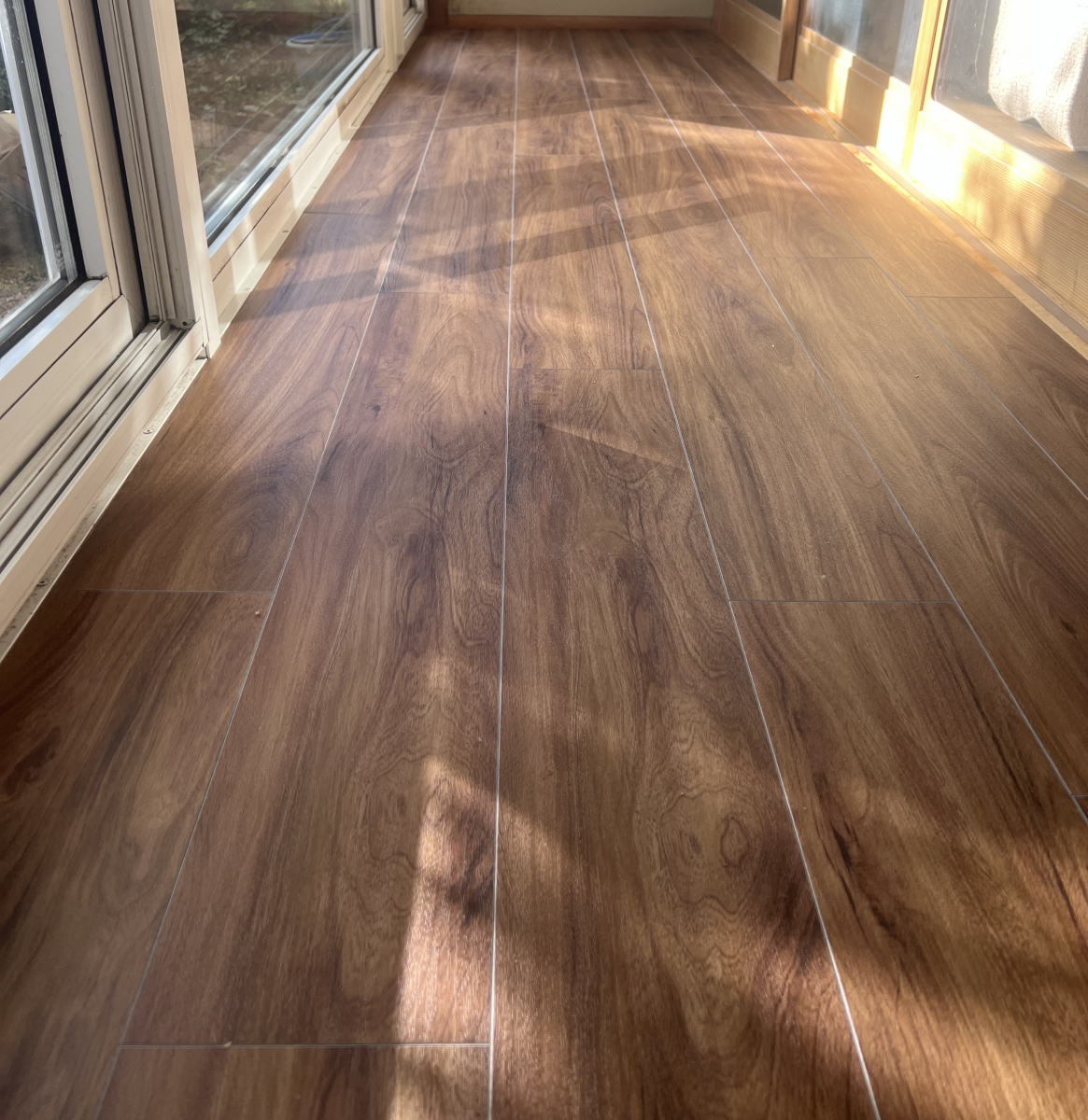 八戸トーヨー住器の八戸市！✨これぞリフォームならでは！✨日焼けの床を手軽に解決、そして気づいた玄関ホールの不安とは？の施工後の写真1