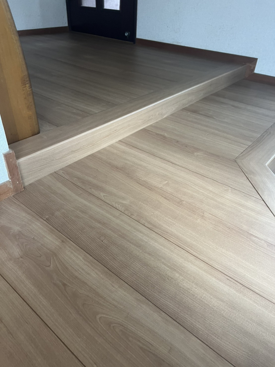 八戸トーヨー住器の八戸市！✨これぞリフォームならでは！✨日焼けの床を手軽に解決、そして気づいた玄関ホールの不安とは？の施工後の写真2