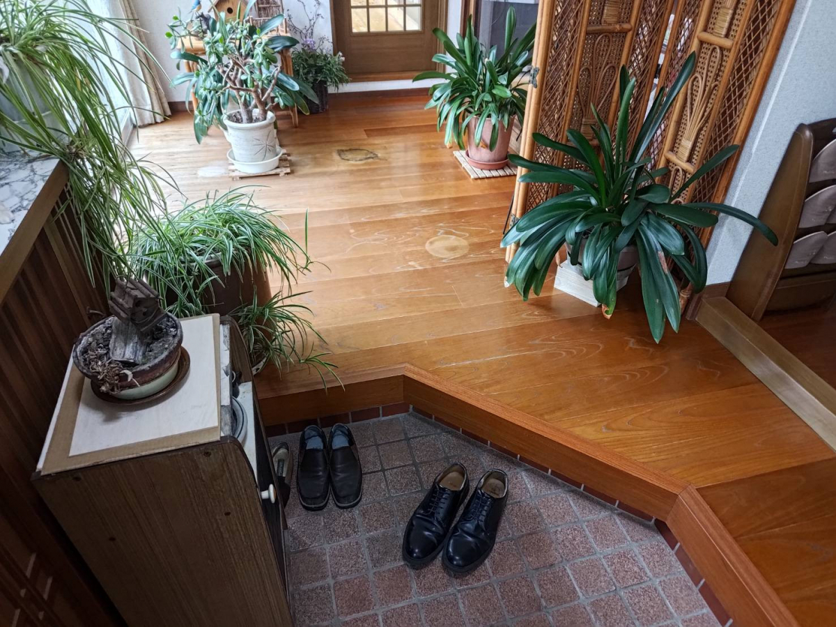 八戸トーヨー住器の八戸市！✨これぞリフォームならでは！✨日焼けの床を手軽に解決、そして気づいた玄関ホールの不安とは？の施工前の写真1