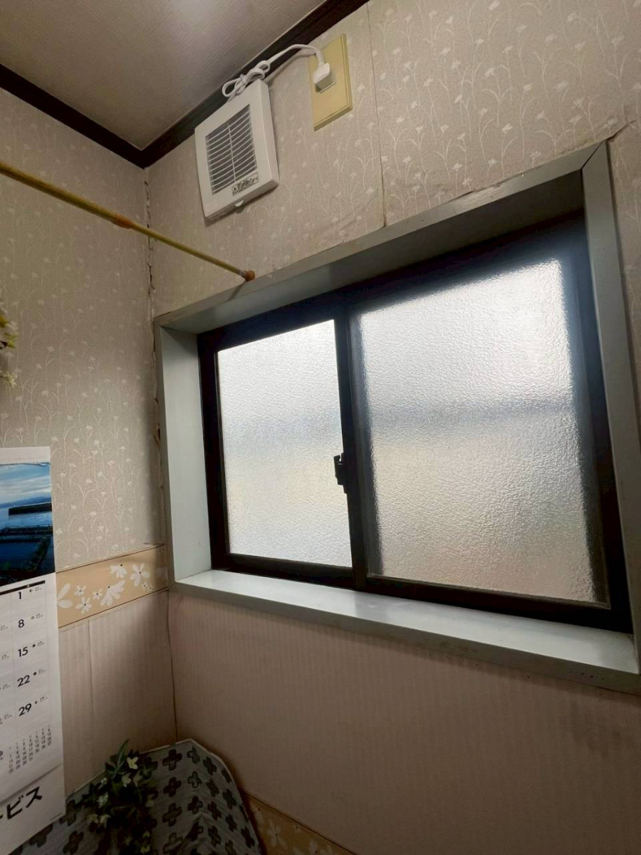 八戸トーヨー住器の🏠❄️ 八戸市で実感！LIXIL「インプラス」で冬の寒さ・結露対策は完璧！快適な住宅兼事務所を実現✨の施工前の写真1