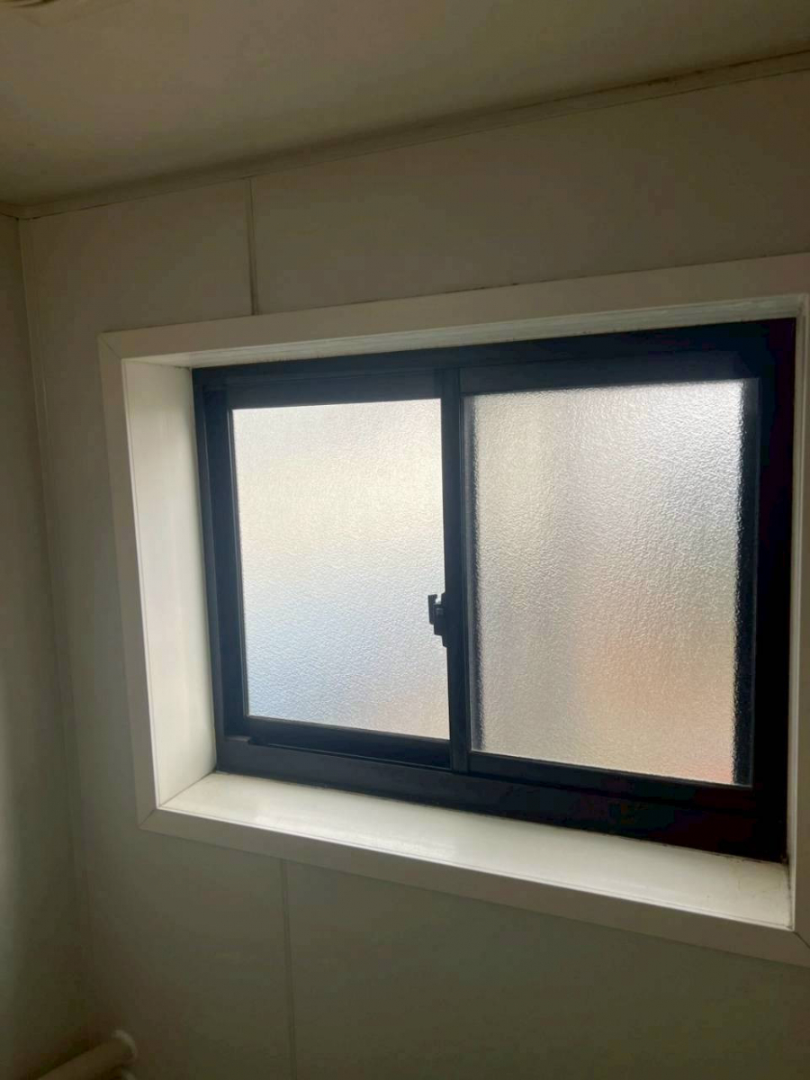 八戸トーヨー住器の🏠❄️ 八戸市で実感！LIXIL「インプラス」で冬の寒さ・結露対策は完璧！快適な住宅兼事務所を実現✨の施工前の写真2