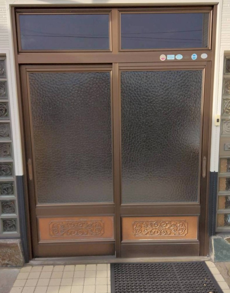 八戸トーヨー住器の八戸市「引き戸からドアに！？」長年の疑問を解消！🗝️まさかの大変身！！！の施工前の写真1