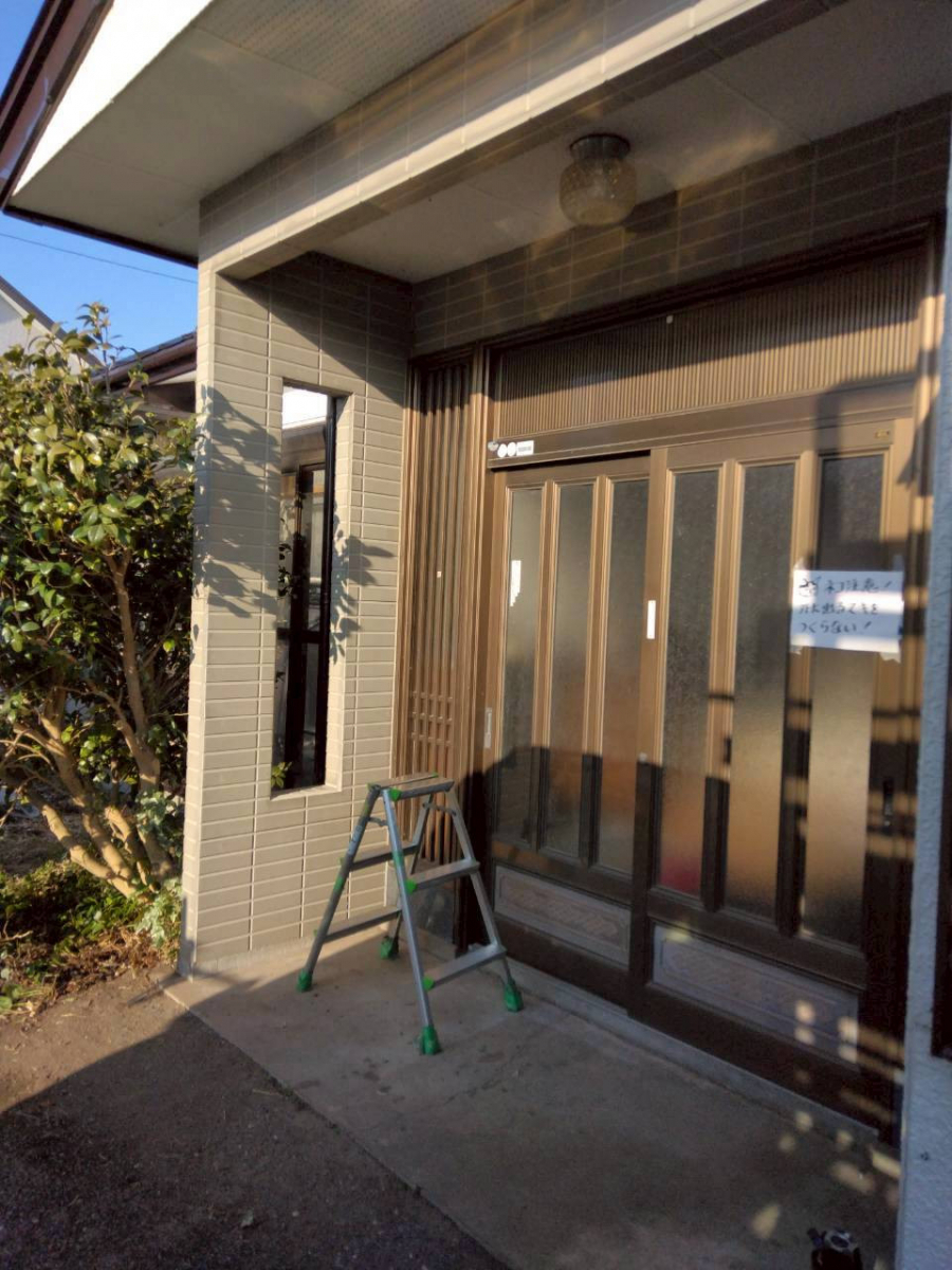 八戸トーヨー住器の「窓や玄関だけ」じゃない！😤風除室施工もお任せください💪の施工前の写真1