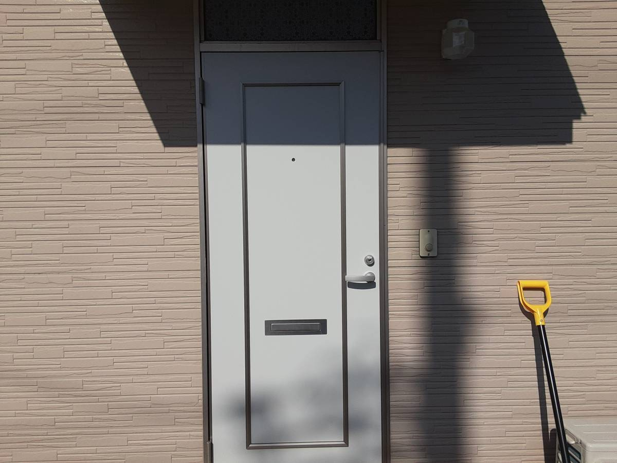八戸トーヨー住器の八戸市　貸家の玄関ドア交換の施工後の写真1