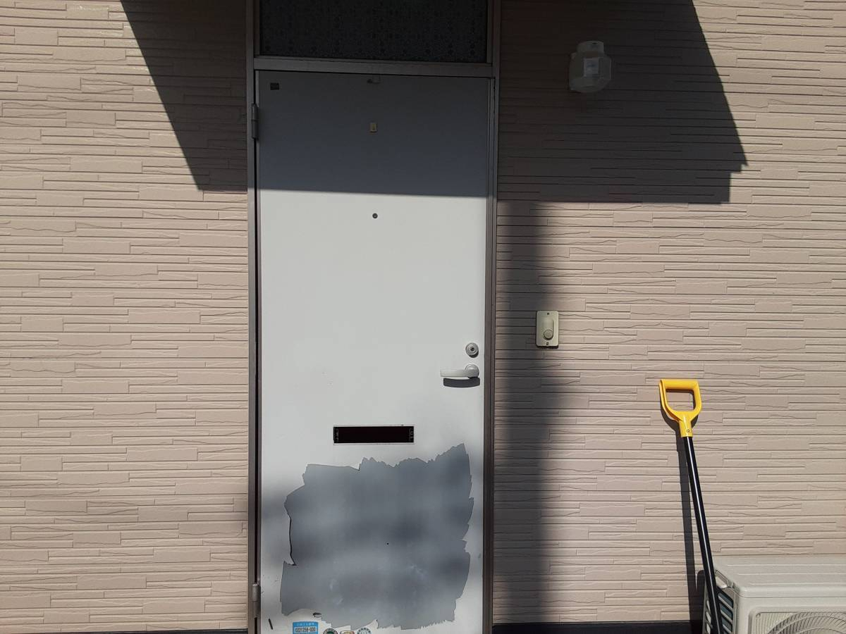 八戸トーヨー住器の八戸市　貸家の玄関ドア交換の施工前の写真1