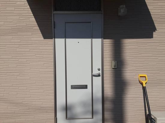 八戸トーヨー住器の八戸市　貸家の玄関ドア交換施工事例写真1