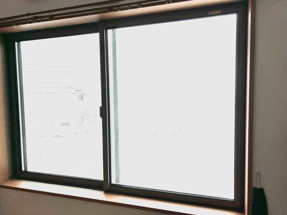 八戸トーヨー住器の自宅の窓に内窓の取り付けで断熱性と防音性UP！！の施工前の写真1