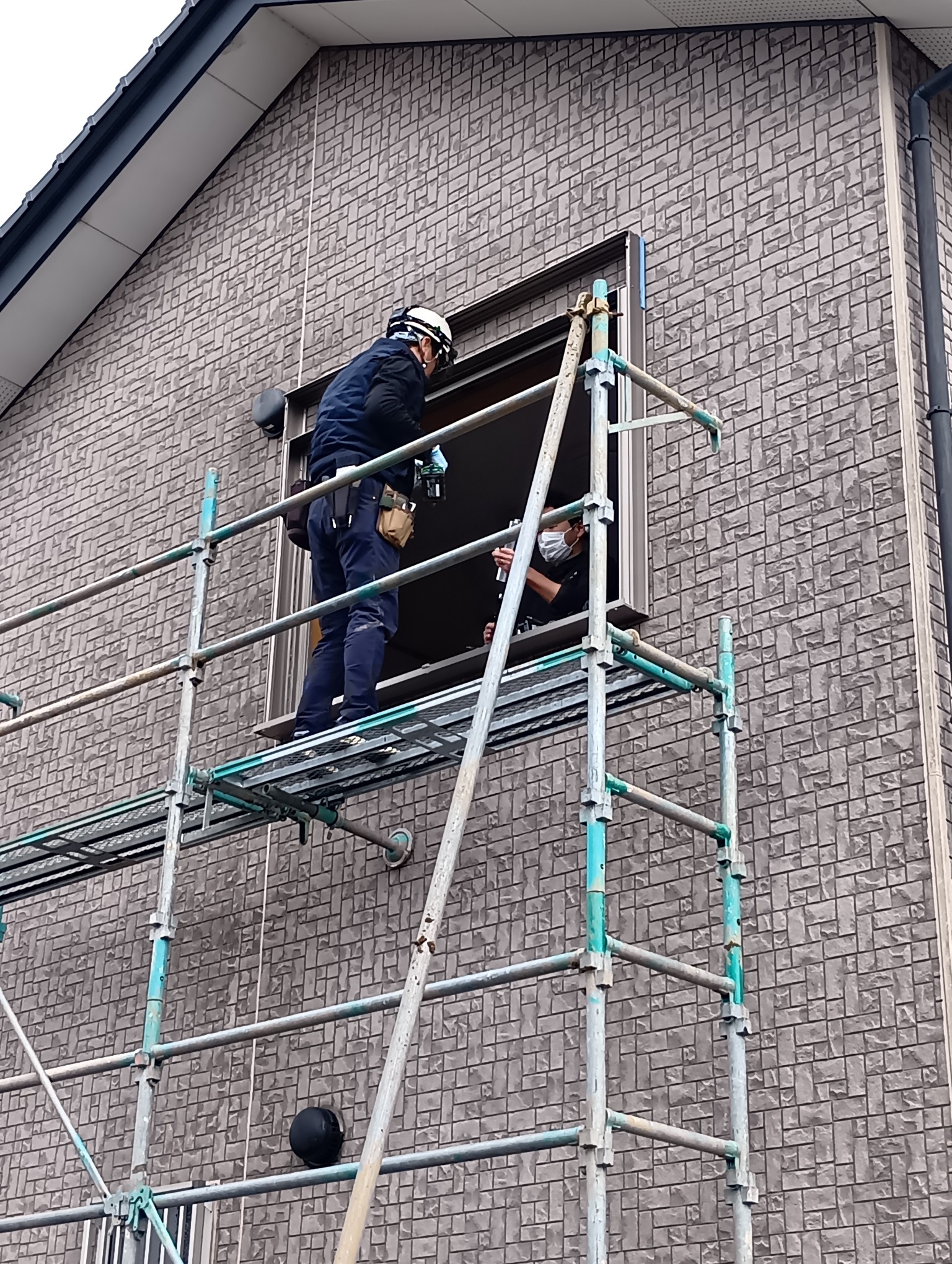 粕谷の【リフォームシャッター】2階の窓にも安心を｜足場設置で後付けシャッターを取付けましたの施工事例詳細写真1