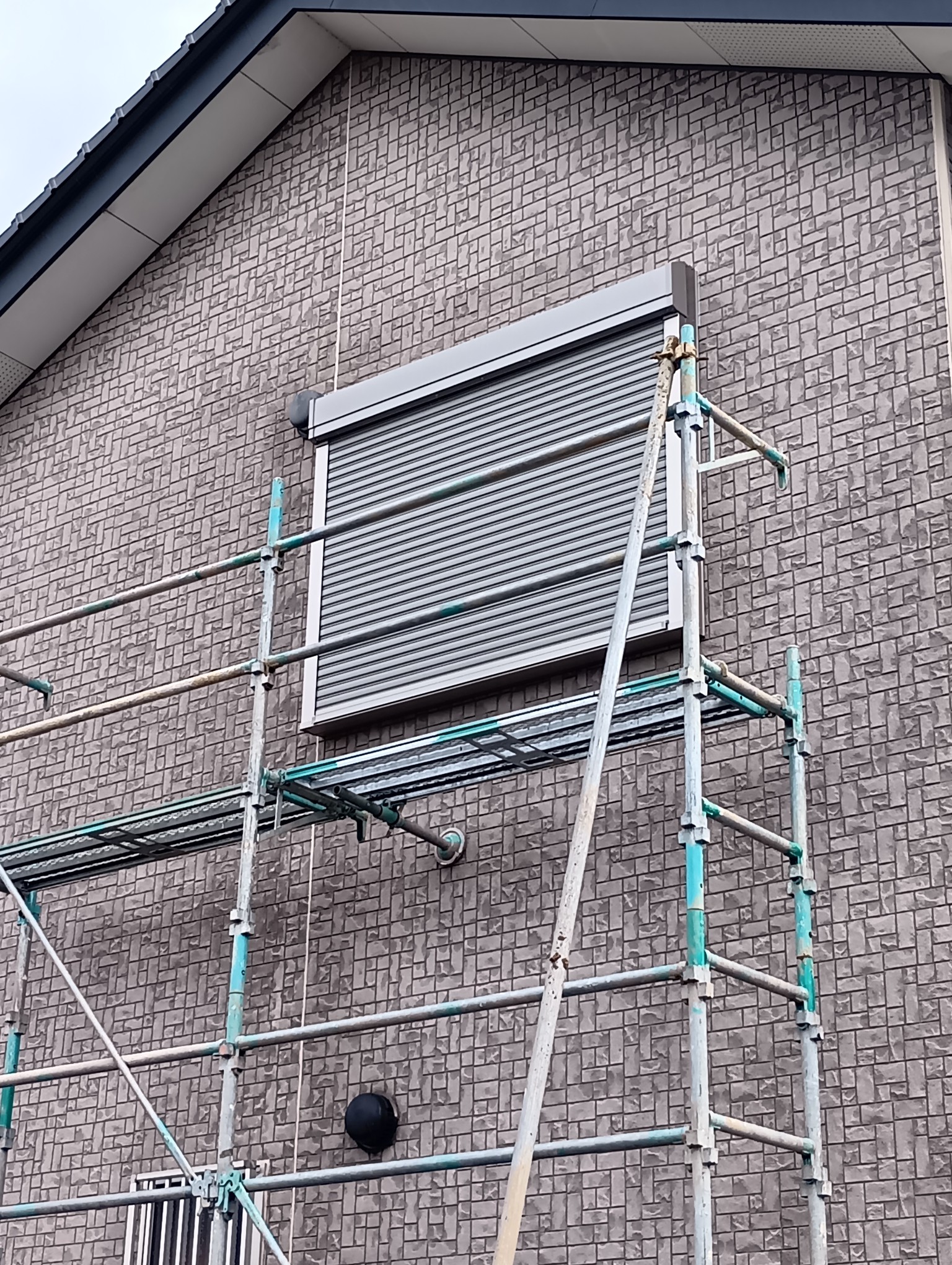 粕谷の【リフォームシャッター】2階の窓にも安心を｜足場設置で後付けシャッターを取付けましたの施工事例詳細写真2