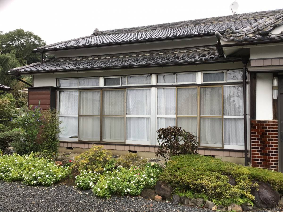 粕谷の【雨戸リフォーム】軽くて丈夫な雨戸に交換して安心で快適な住まいになりましたの施工前の写真2