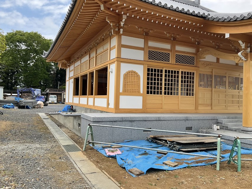 粕谷の【手すり取り付け】お寺のスロープに丈夫なステンレス製手すりを取り付けましたの施工前の写真2