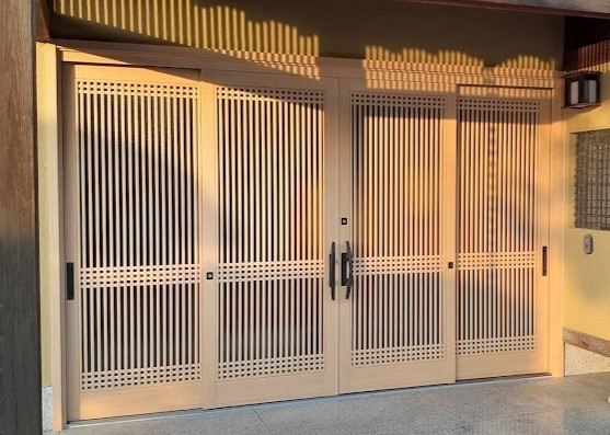 粕谷の４枚建ての玄関引戸も１日で取替できますよ！！の施工後の写真1
