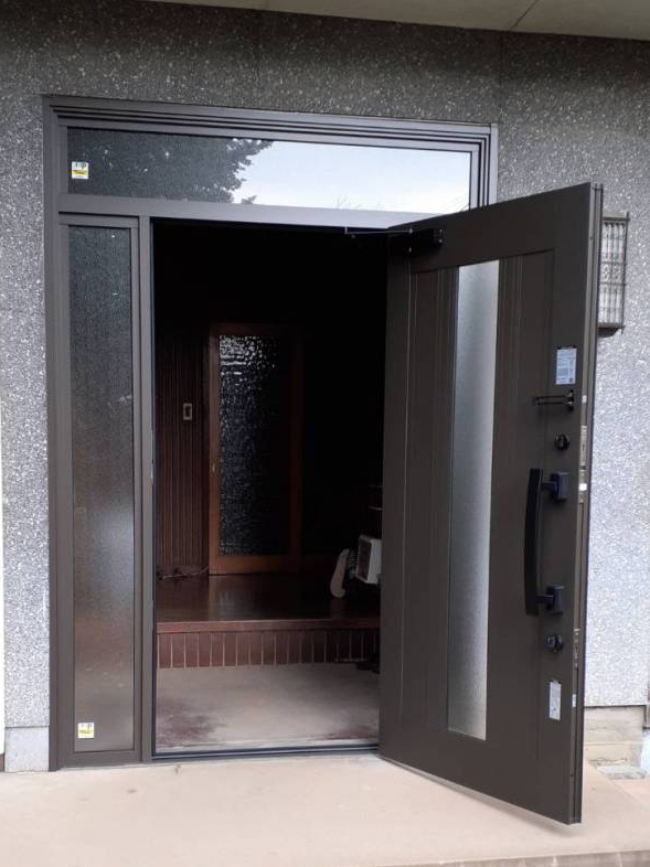 粕谷の栃木県野木町【玄関ドアリフォーム】古い玄関ドアを交換したら、家の印象が驚くほど変わりました！の施工後の写真2