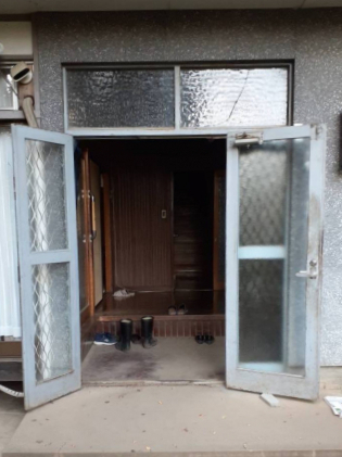 粕谷の栃木県野木町【玄関ドアリフォーム】古い玄関ドアを交換したら、家の印象が驚くほど変わりました！の施工前の写真2