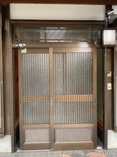 粕谷の茨城県古河市【先進的窓リノベ2024】玄関引戸から高断熱仕様の両開きドアにリフォームしました！の施工前の写真1