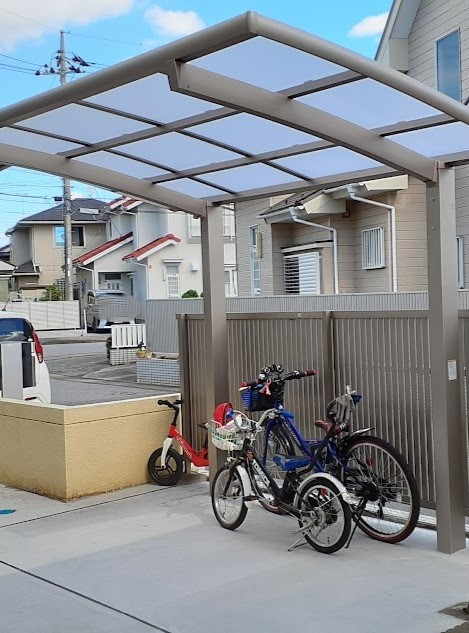 粕谷の【エクステリアリフォーム】メンテナンスしやすいお庭に！サイクルポート“ネスカRミニ”を設置しました！の施工後の写真1
