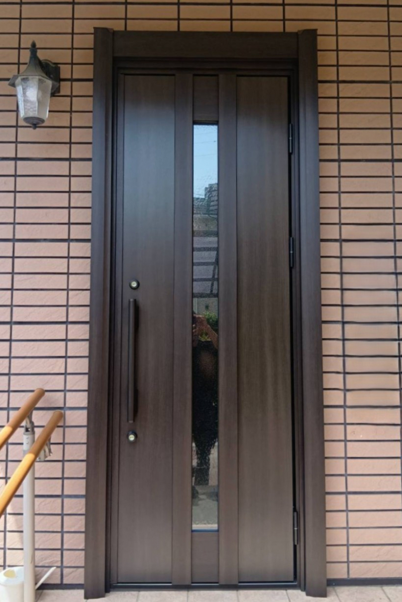 粕谷の埼玉県久喜市【玄関ドアリフォーム】古びた玄関を一新！“家の顔”が1日で美しく生まれ変わりましたの施工後の写真1
