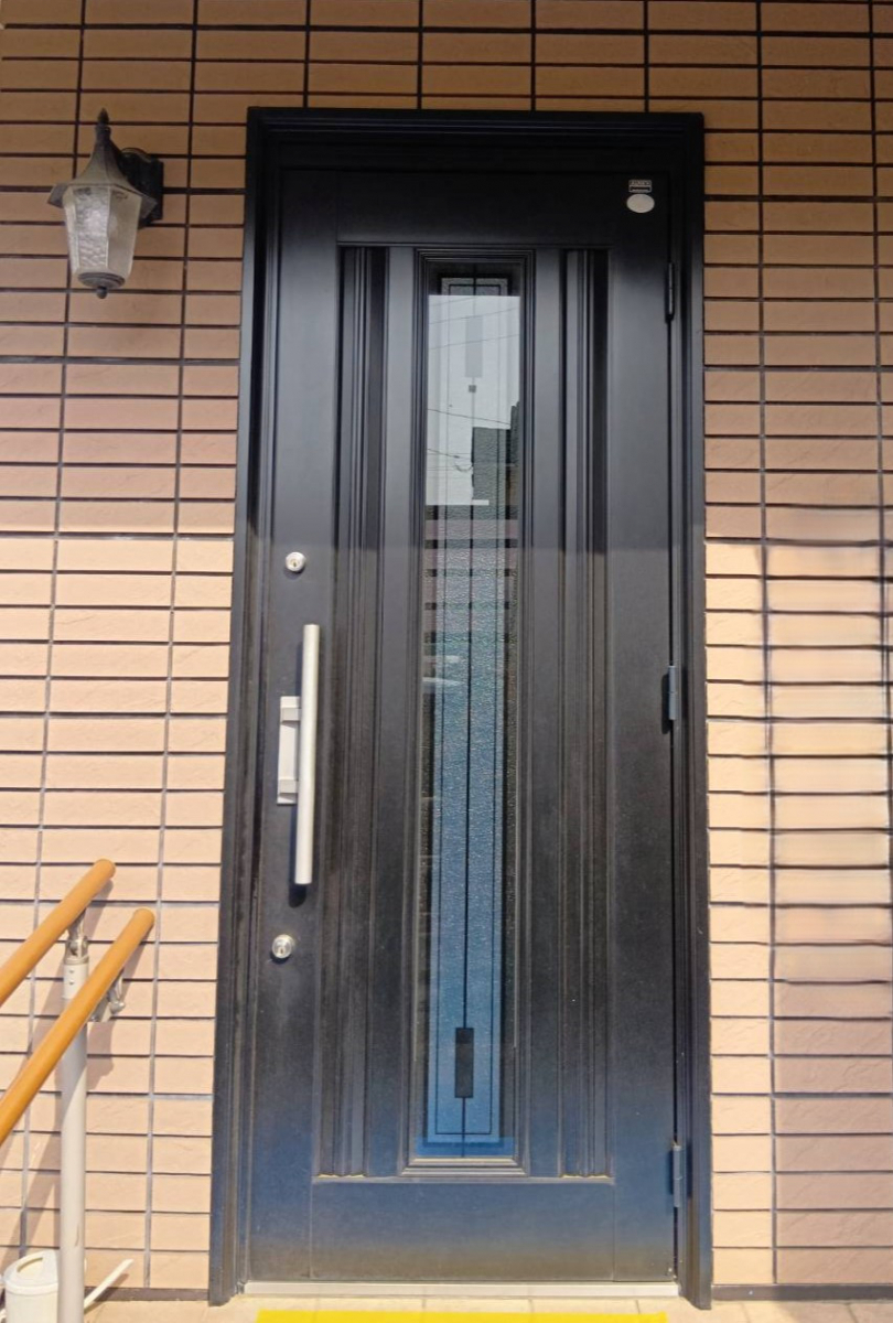 粕谷の埼玉県久喜市【玄関ドアリフォーム】古びた玄関を一新！“家の顔”が1日で美しく生まれ変わりましたの施工前の写真1