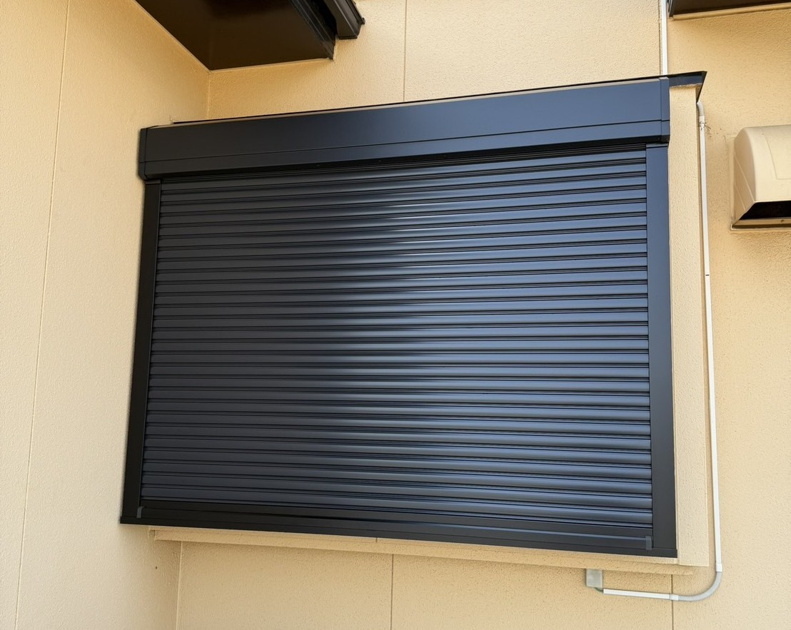 粕谷の茨城県古河市【リフォームシャッター施工事例】上にも横にもスペースが無い場所へ取付の施工後の写真1