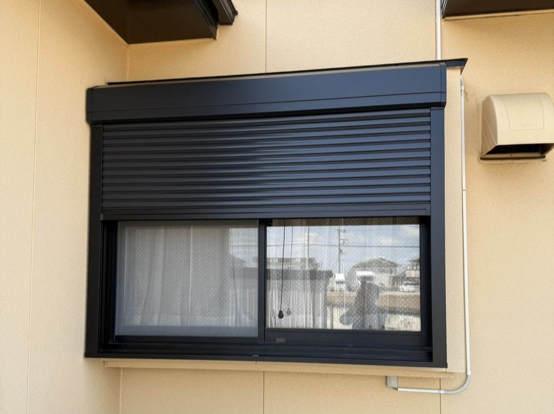粕谷の茨城県古河市【リフォームシャッター施工事例】上にも横にもスペースが無い場所へ取付の施工後の写真2