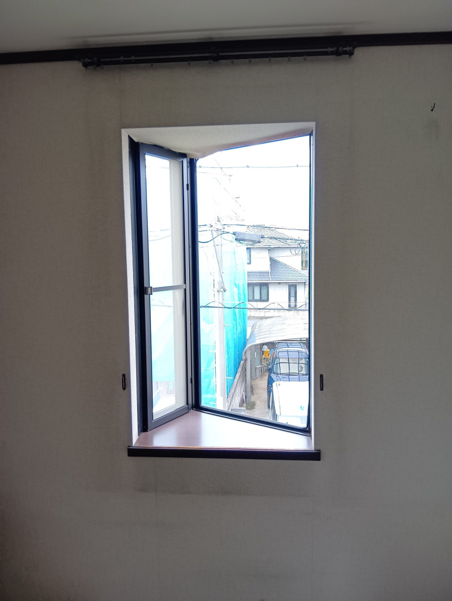 粕谷の茨城県古河市【内窓設置】外気の影響を受けやすい出窓を快適にの施工前の写真2