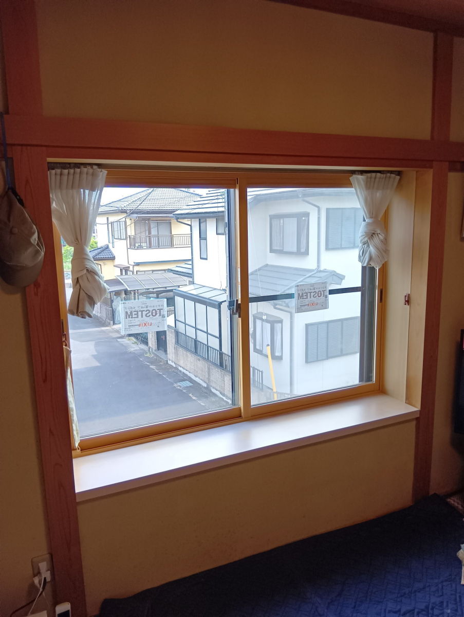 粕谷の茨城県古河市【和室の出窓に内窓を設置】飾り棚スペースを活かした断熱リフォームの施工後の写真1
