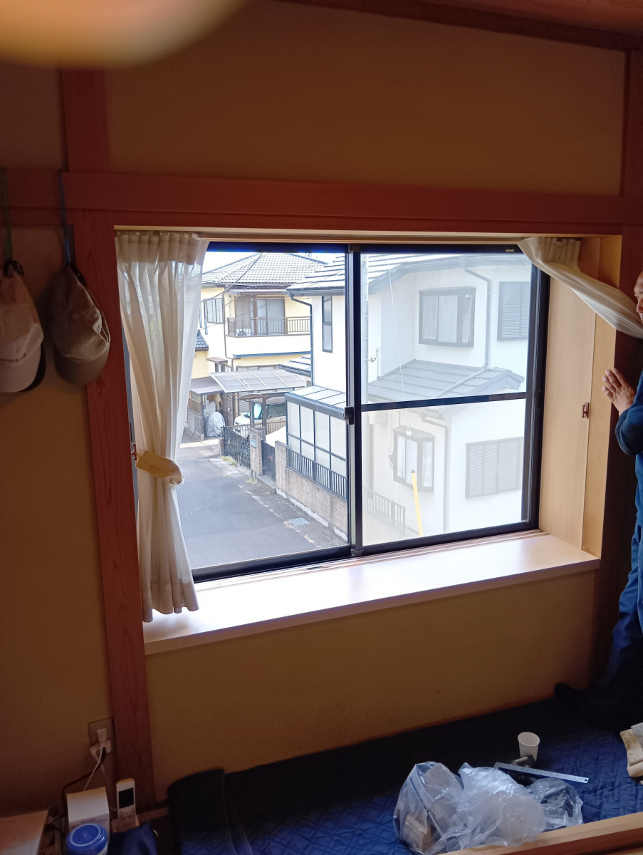 粕谷の茨城県古河市【和室の出窓に内窓を設置】飾り棚スペースを活かした断熱リフォームの施工前の写真1