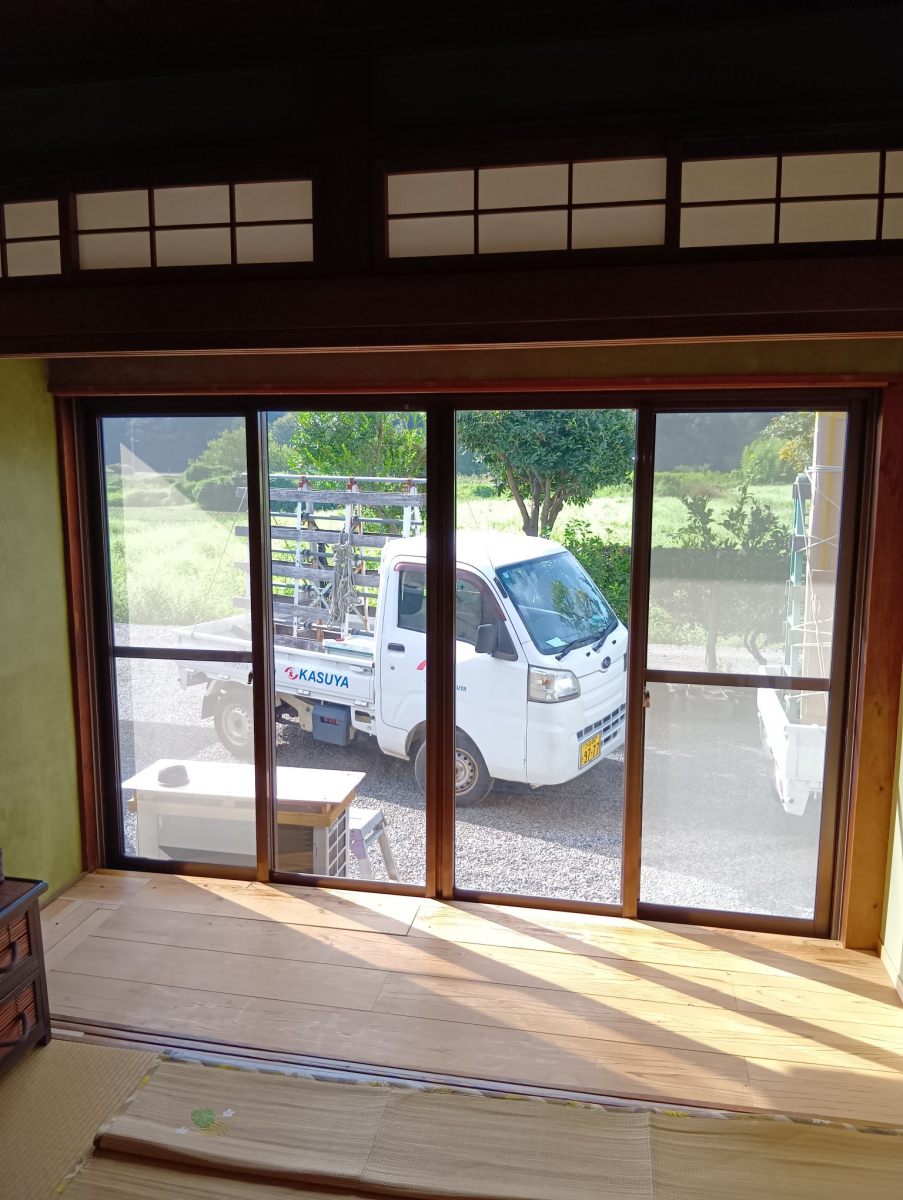 粕谷の茨城県古河市【内窓設置】大きな窓の断熱リフォームで快適&お得にの施工前の写真1